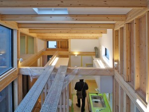 吹抜けの感じ、まだ足場や養生がとれていませんが。