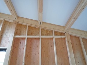 下地合板や間柱を表した内装